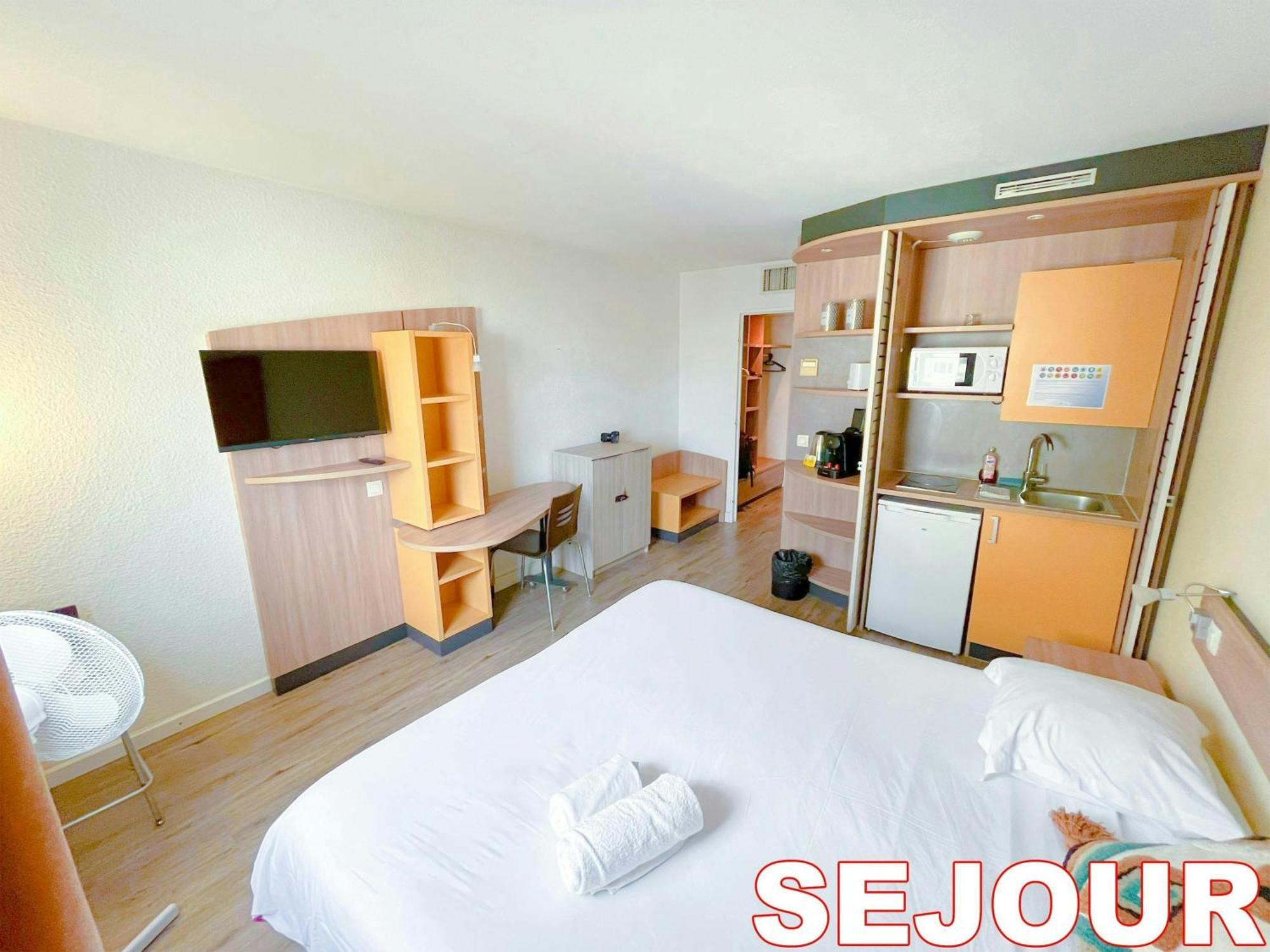شقة Paris Retreat 5 Minutes From Hoche Metroparking بونتا المظهر الخارجي الصورة